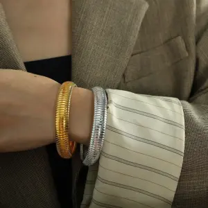 Pulsera dorada con diseño retro