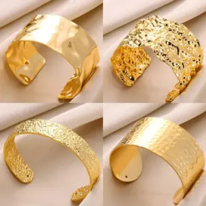 Pulsera abierta con elegante patrón